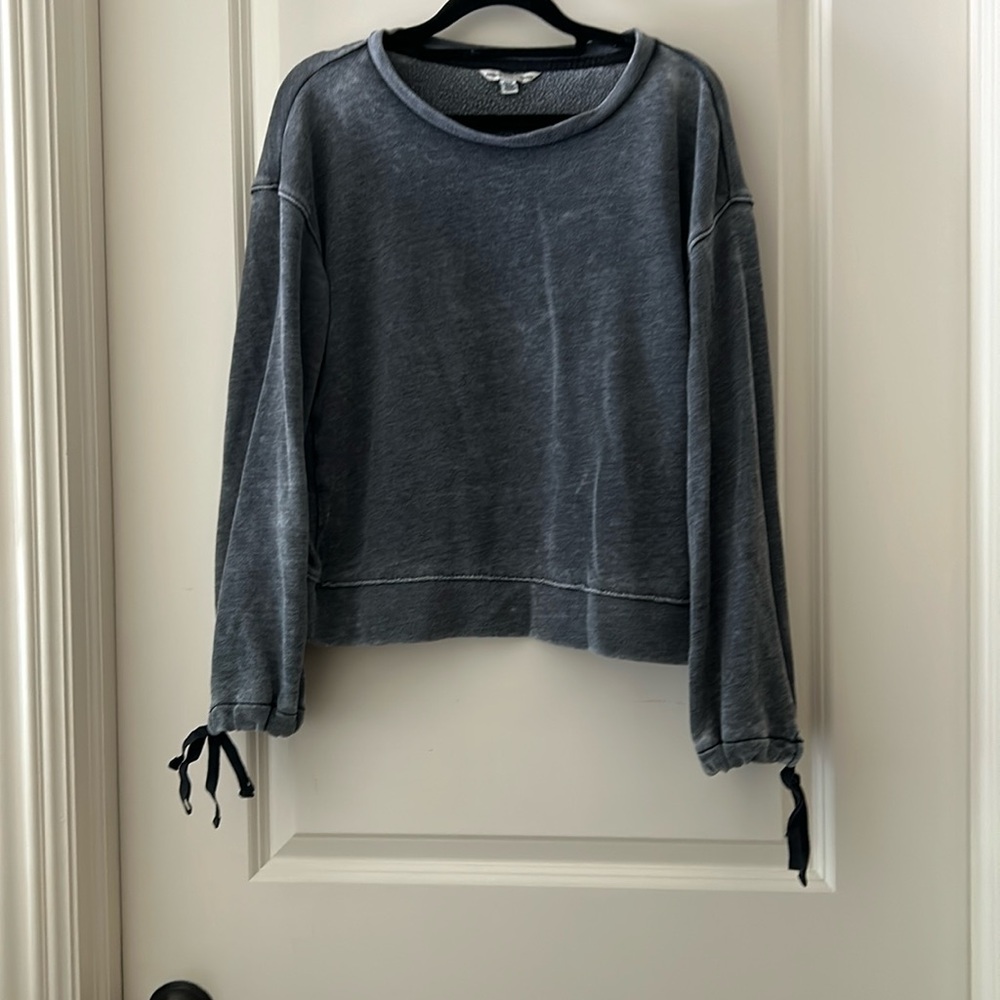 American Eagle Outfitters women Pullover round neck long sleeve Tie cuff size XS